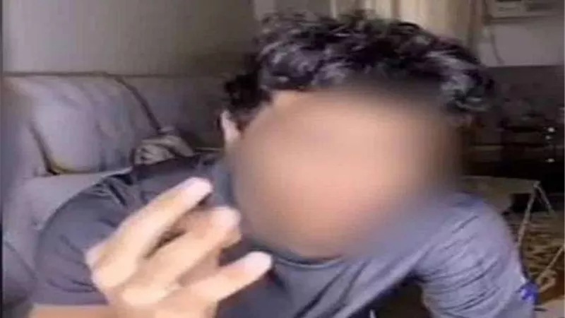 شاهد.. شاب يسخر من 