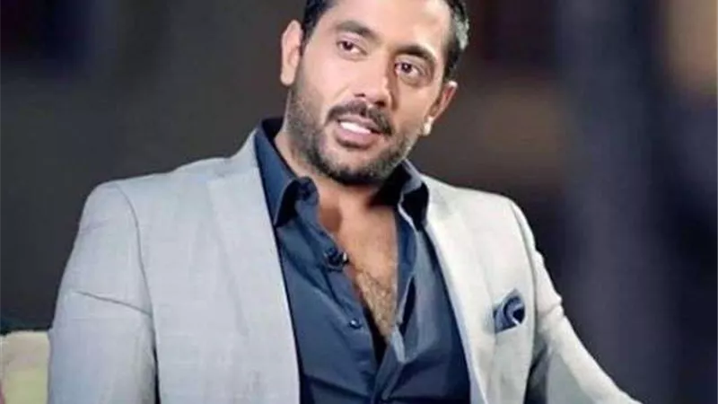 شاهد.. أحمد فلوكس يستعرض جوائزه عبر 