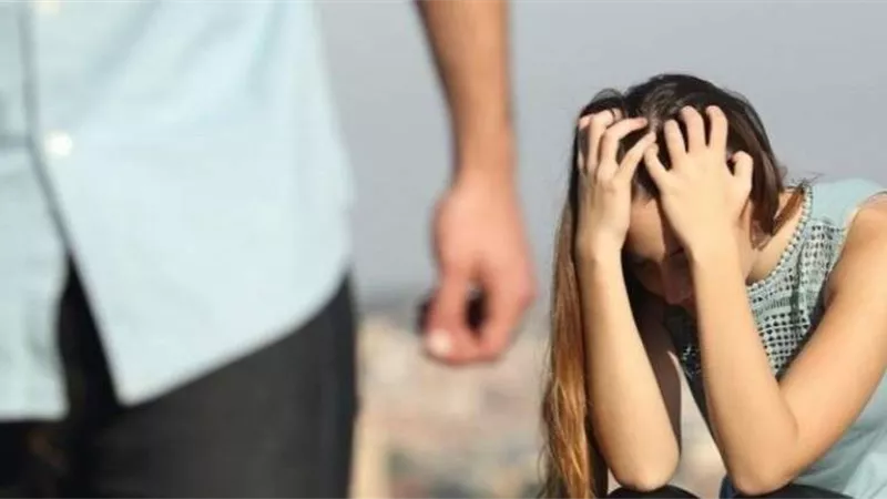 زوج ينتقم من زوجته ويرسل صورها بـ قميص النوم