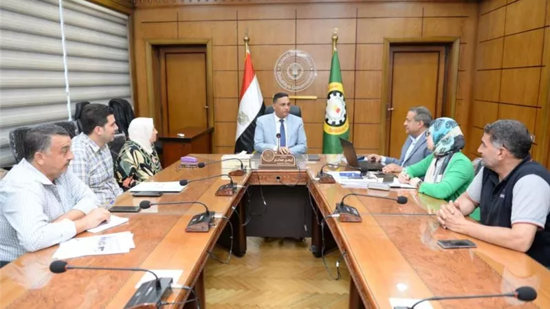 بعد تكرار الحوادث.. محافظ الدقهلية يأمر بسرعة عمل مطبات صناعية بشارع قناة السويس