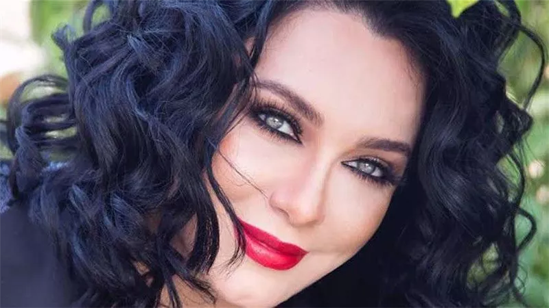 بسبب وزنه| سلاف فواخرجي توجه رسالة شديدة اللهجة للمتنمرين على نجلها.. فيديو