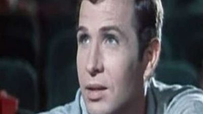 حفيدة محمود رضا تنعي جدها.. وتطالب بالدعاء له