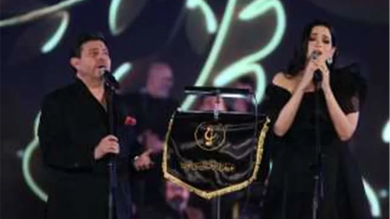 جبتي ميكروفونك معاكي؟ هاني شاكر يمازح المغنية الشابة نانسي جمال