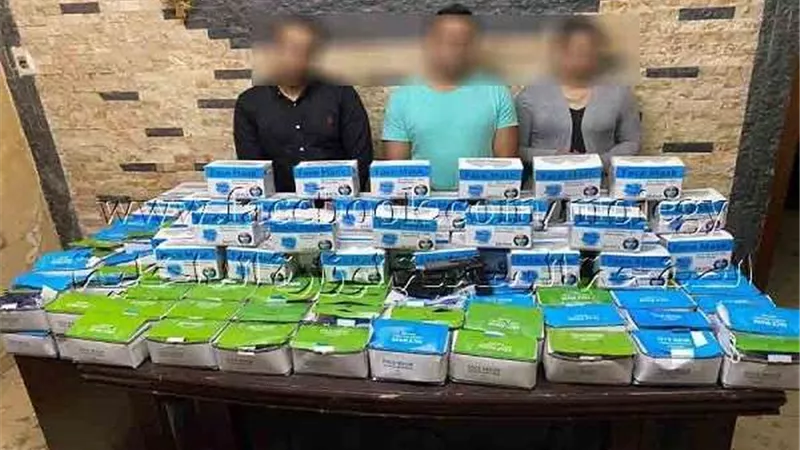 انتحلوا صفة رجال شرطة.. ضبط 3 أشخاص لاستيلائهم على كمامات طبية بالقاهرة