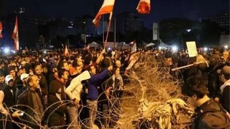 تظاهرات على حدود بغداد وأنباء عن سقوط قتلى وجرحى
