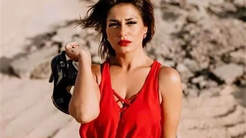 ببنطلون جينز مقطع وتيشرت كات.. منة فضالي تشعل انستجرام 