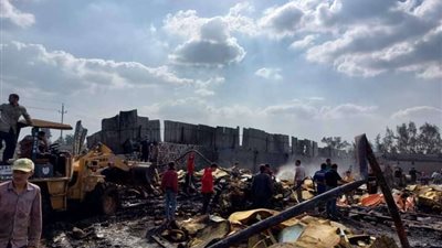 حصر تلفيات حريق مصنع الإسفنج بالمنوفية | صور