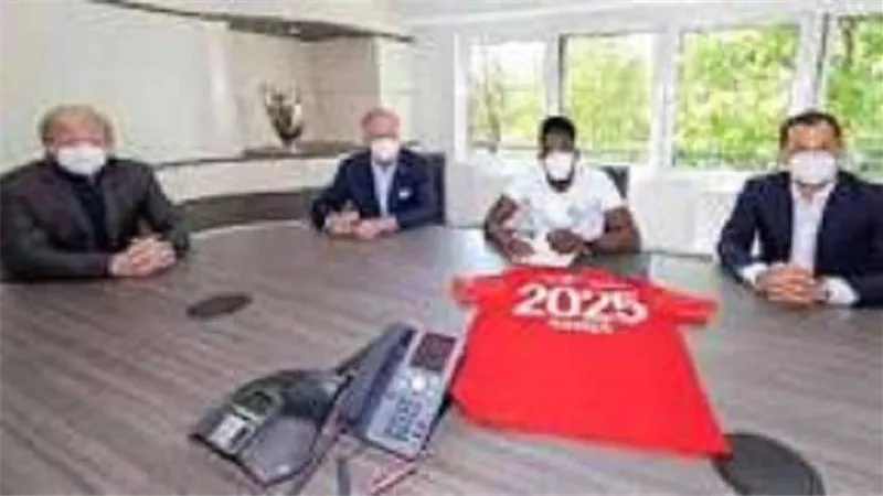 ديفيز يكشف الفارق بين مورينيو وبوكيتينو