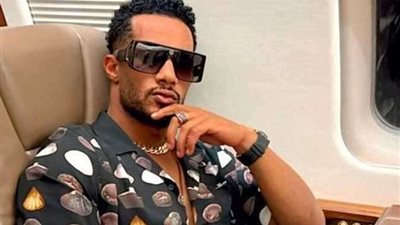 محمد رمضان يغني داخل سيارته في لبنان