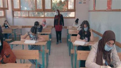 بسبب أحمر شفاة.. طرد مُعلمة من لجان الامتحانات