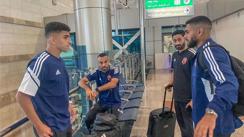 توافد لاعبي الأهلي إلى مطار القاهرة استعدادًا للسفر إلى الإمارات