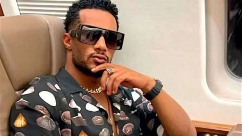 محمد رمضان يغني داخل سيارته في لبنان