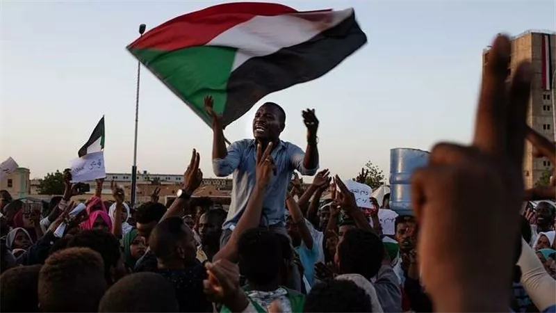مظاهرات واحتشاد الآلاف وسقوط قتلى.. السودان على صفيح ساخن اليوم
