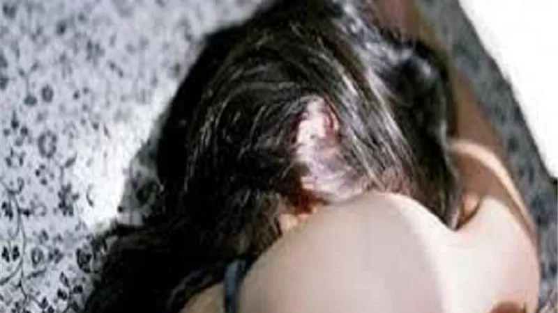 شاب يصور زوجته عارية ويرسلها لأصدقائه.. والضحية تكشف سبب الفضيحة (فيديو)