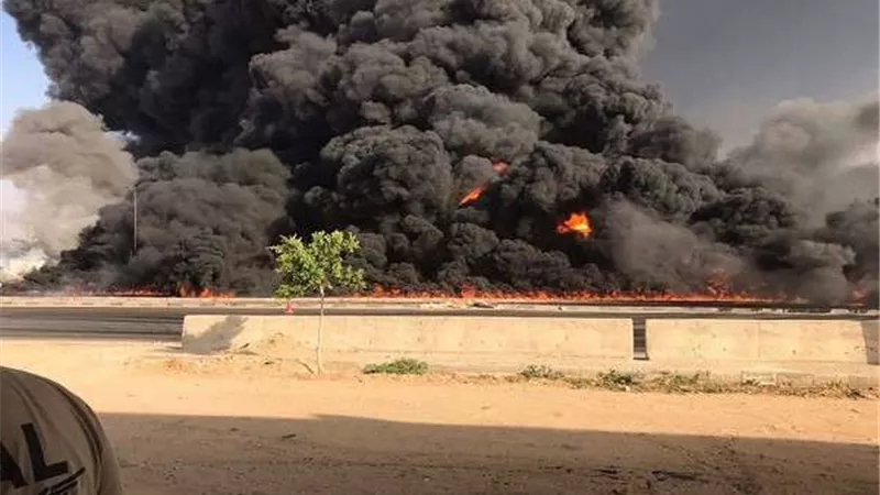 25 سيارة إطفاء و8 جزانات للسيطرة على انفجار الطريق الصحراوي