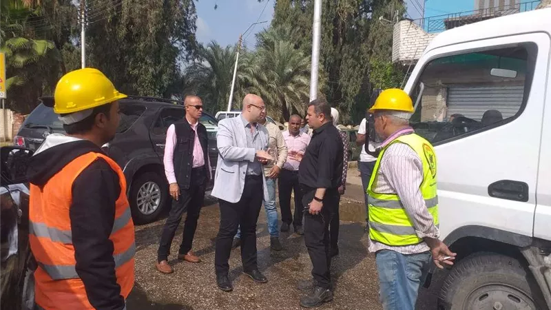 محافظ بني سويف يتابع ميدانياً أعمال رفع مياه ومخلفات الأمطار من الشوارع