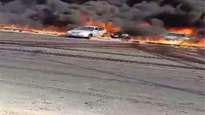 إصابة 7 أشخاص وتفحم عدد كبير من السيارات في انفجار الطريق الصحراوي