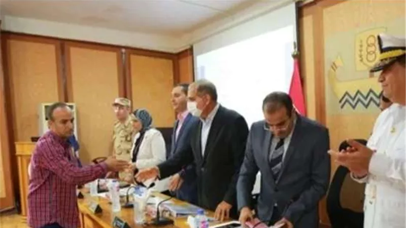 محافظ كفر الشيخ يكرم 17 عامل نظافة لتميزهم في أداء عملهم