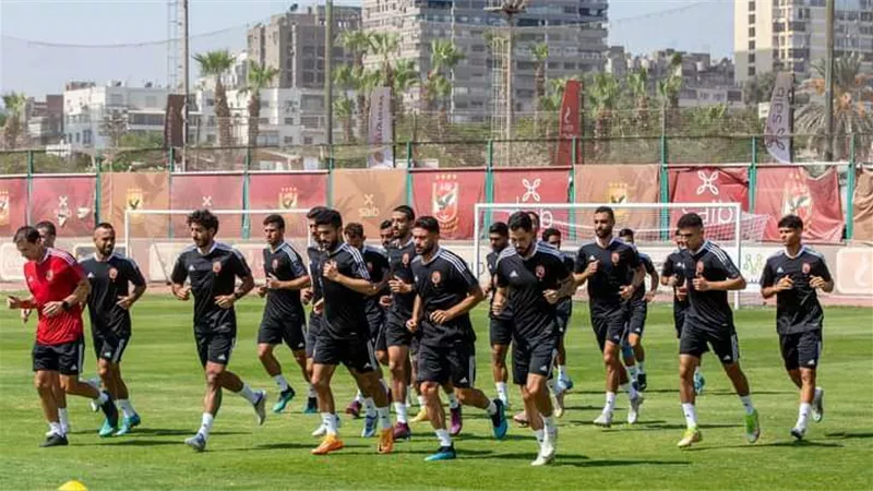 الوزيري يزور بعثة الأهلي ويجتمع بالخطيب
