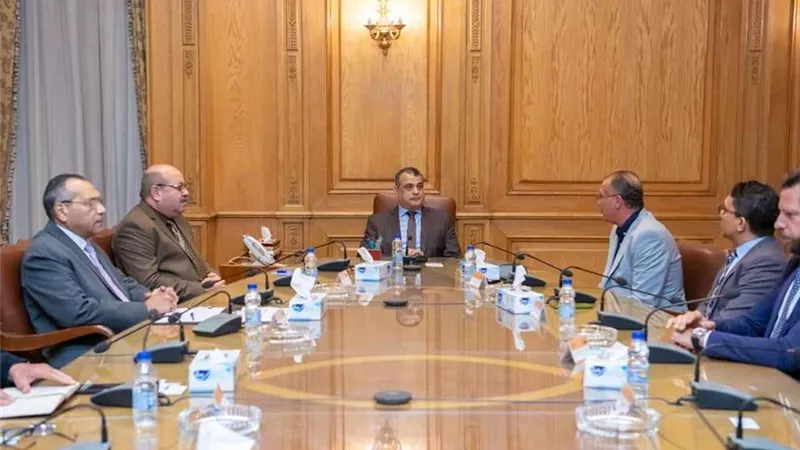 وزير الإنتاج الحربي يبحث مع «رينو» الفرنسية التعاون في إنتاج الشاحنات