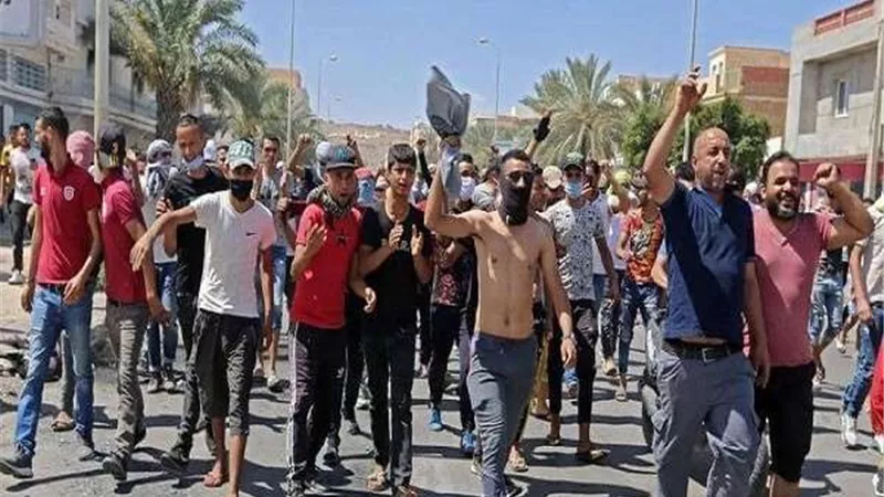 بعد استقالة الفخاخ.. إغلاق محطات النفط في تونس.. وتزايد الاحتجاجات