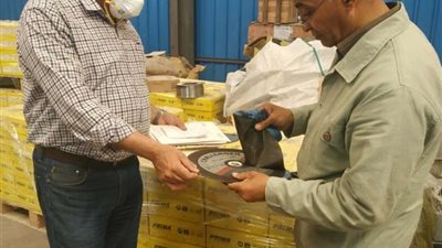 ضبط مصنع إنتاج ملابس غير مرخص بالعبور