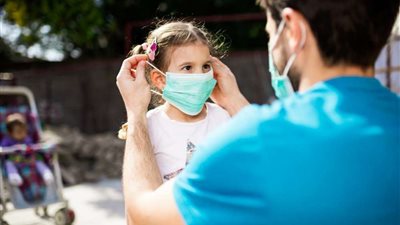 هل ارتداء الكمامات يؤدي إلى بروز الأذنين؟.. تعرف على الحقيقة