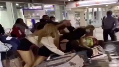 امرأة تتعرض للاعتداء الجسدي بعد مطالبتها بالأمتعة في مطار بأمريكا.. صور