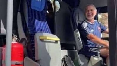 حافلة الأهلي تصل إلى ملعب هزاع بن زايد لمواجهة الزمالك