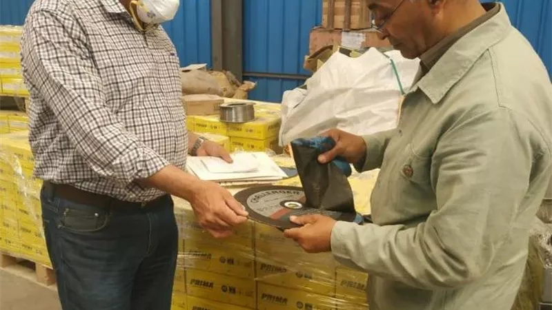 ضبط مصنع إنتاج ملابس غير مرخص بالعبور