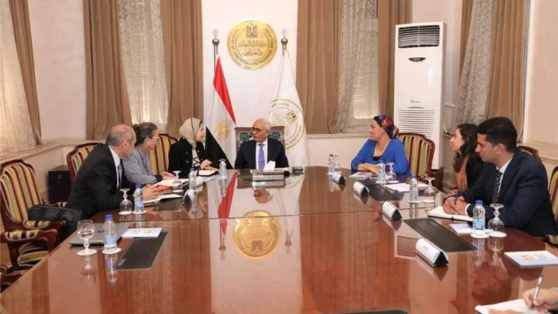 وزير التربية والتعليم يبحث سبل التعاون مع وفد اليونسكو