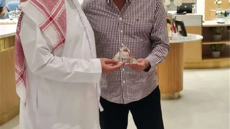 الخطيب يهدي درع الأهلي لـ رئيس نادي الشارقة