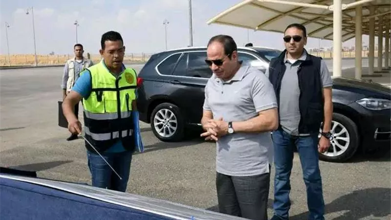 الرئيس السيسي يقوم بجولة تفقدية بمدينة السيارات المتكاملة.. فيديو