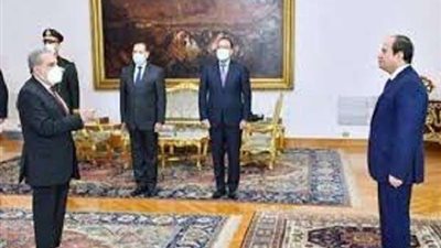 شاهد.. وزير الإنتاج الحربي الجديد يؤدي اليمين أمام السيسي