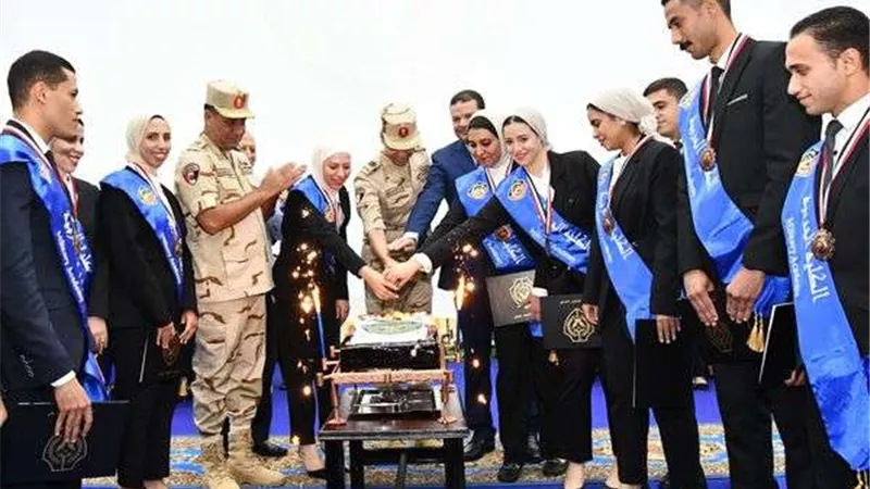 القوات المسلحة تحتفل بتخرج الدفعة الأولى لمأمورى الضرائب المتعاقدين بالكلية الحربية للعمل بالمالية