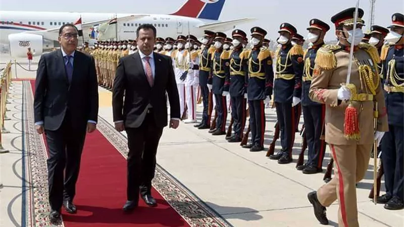 رئيس الوزراء يستقبل نظيره اليمني بمطار القاهرة.. وجلسة مباحثات موسعة اليوم