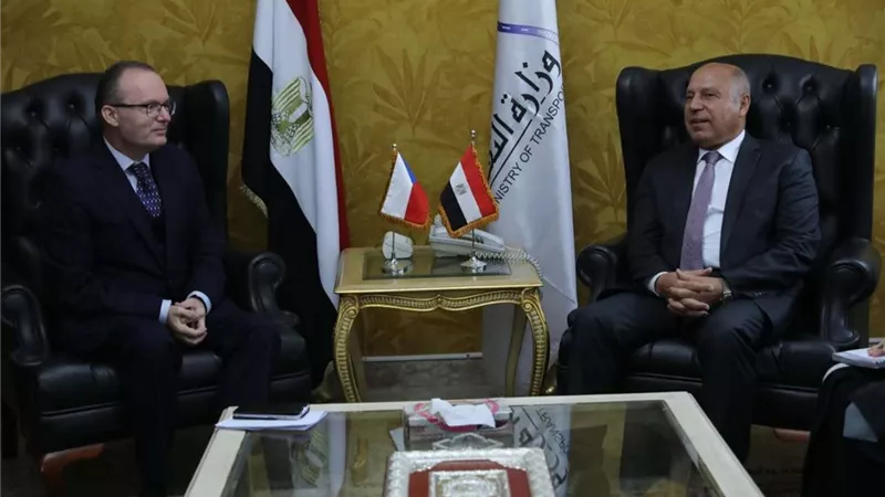 وزير النقل يبحث مع السفير التشيكي بالقاهرة التعاون في رفع كفاءة جرارات السكك الحديدية