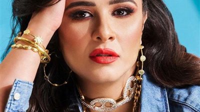 ياسمين عبد العزيز في مدرجات الأرسنال .. صورة
