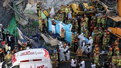 سقوط 400 فرد في النهر .. انهيار جسر مكتظ بالمارة بالهند