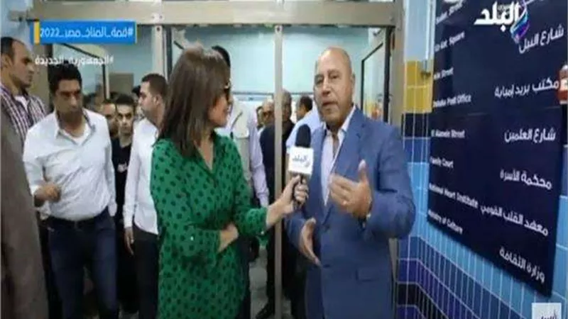 عزة مصطفي تقوم بتجربة حجز تذكرة المترو إلكترونيا