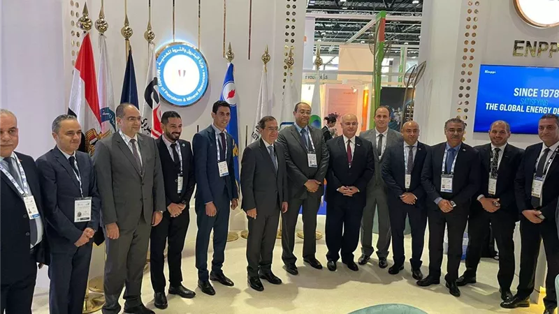 وزير البترول يتفقد جناح الوزارة بمعرض 