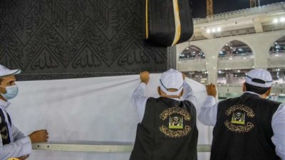 رفع الجزء السفلي من كسوة الكعبة بمقدار 3 أمتار