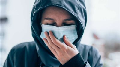 طبيبة توضح طريقة حماية البشرة من آثار ارتداء الكمامة