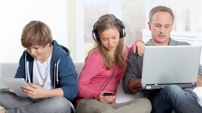 كيف يتعامل الأباء مع الأبناء في سن المراهقة؟