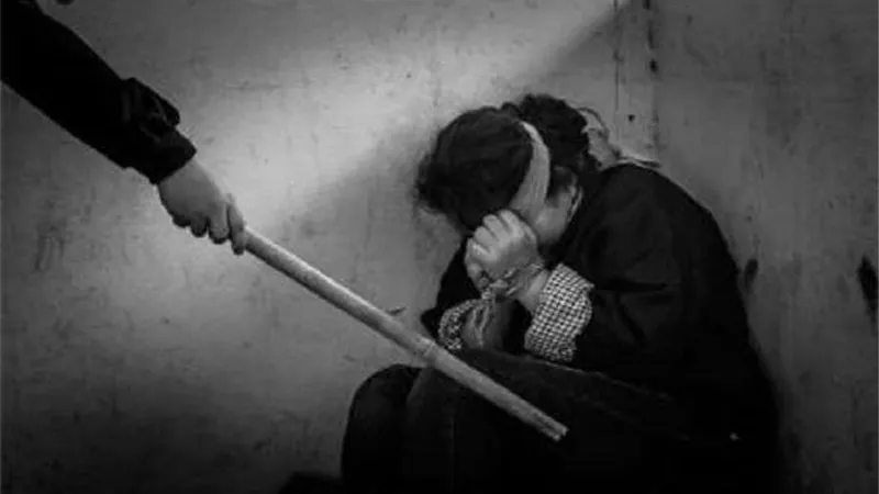 إحالة طفلة للطب الشرعي قيّدها والدها بسلاسل في قليوب