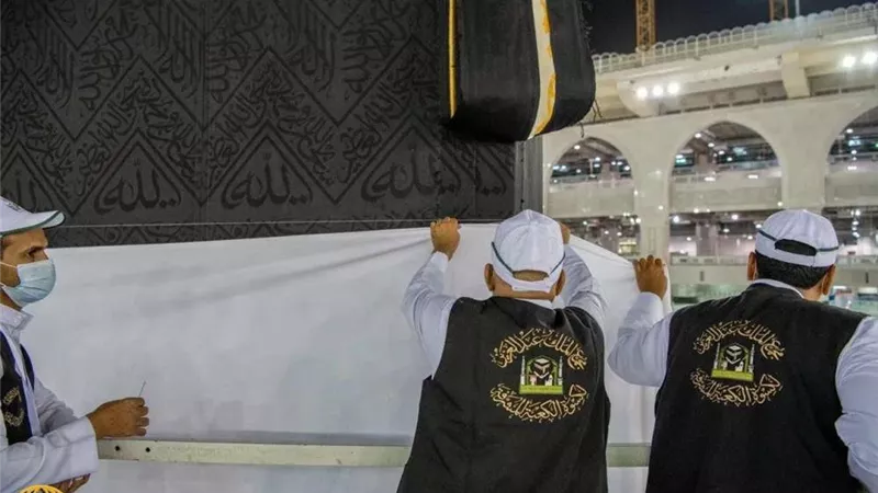 رفع كسوة الكعبة استعدادا لموسم الحج