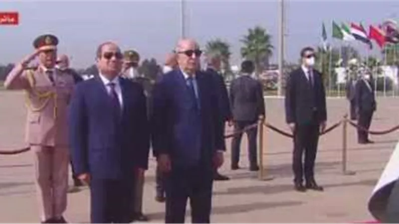 الرئيس السيسي يصل مقر إقامته بالجزائر لحضور القمة العربية