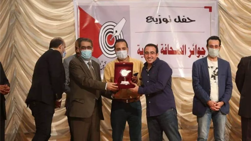 دقيقة حداد بنقابة الصحفيين على أرواح شهداء الوطن في احتفالية توزيع جوائز الصحافة المصرية