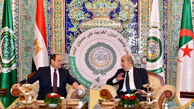 الرئيس السيسي يؤكد حرص مصر على الدفع قدماً بأطر التعاون الثنائي مع الجزائر