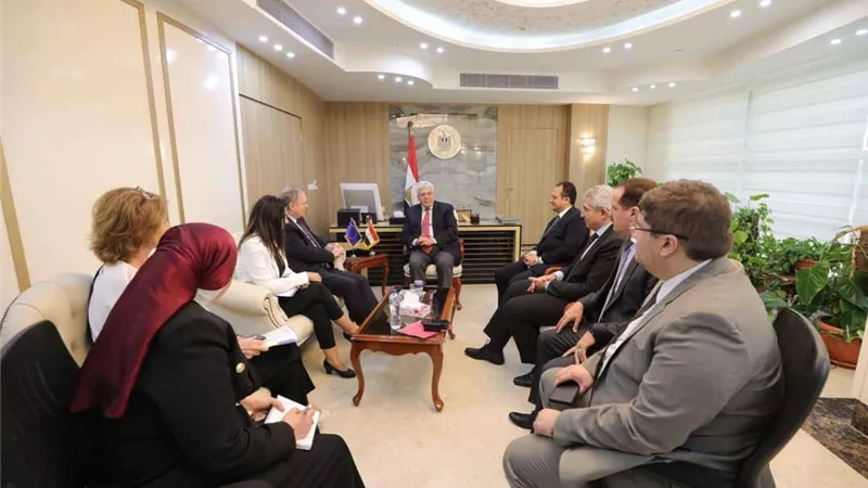 وزير التعليم العالي يبحث مع سفير الاتحاد الأوروبي بالقاهرة تعزيز التعاون المشترك